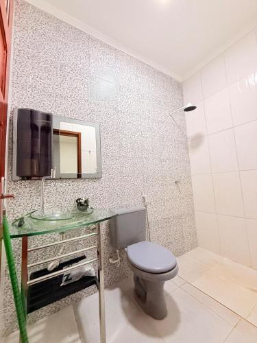 a bathroom with a toilet and a sink and a mirror at Nina lar in Boa Vista