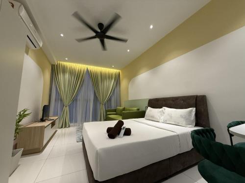 a bedroom with a bed and a ceiling fan at Majestic Residance Luxury Suites By klcc in Gua Sai