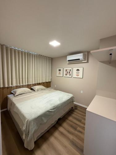 a bedroom with a large bed in a room at Luxo e Lazer Apto 2Qtos 1 Suíte AC e Rooftop in Belém