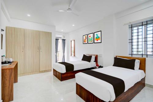 une chambre d'hôtel avec deux lits et une salle de bain dans l'établissement Townhouse Bangalore Kundalahalli Metro Station, à Bangalore