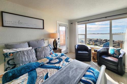 ein Schlafzimmer mit einem Bett mit Blick auf das Meer in der Unterkunft Alsea Bay Cottage with Hot Tub! The Retreat in Waldport