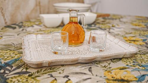 SirogojnoLazarev konak的桌子上放着一瓶和两杯酒