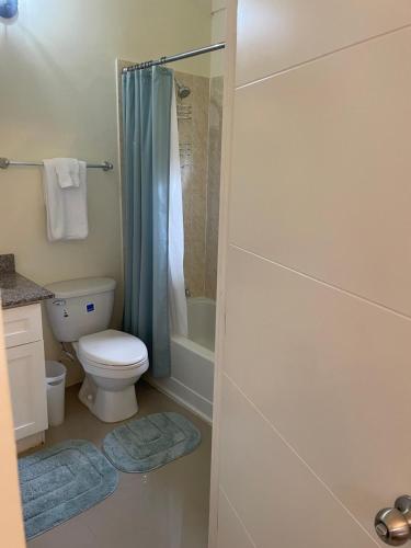 une salle de bain avec toilettes et douche dans l'établissement Falmouth Trelwany Stonebrook Manner, à Falmouth