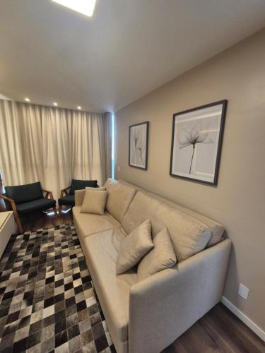 a living room with a couch and a checkered floor at Luxo e Lazer Apto 2Qtos 1 Suíte AC e Rooftop in Belém