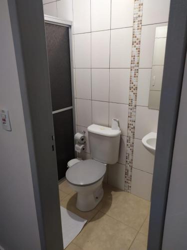 ein Badezimmer mit Toilette und Waschbecken in der Unterkunft Rocha's Hotel in Guarapuava