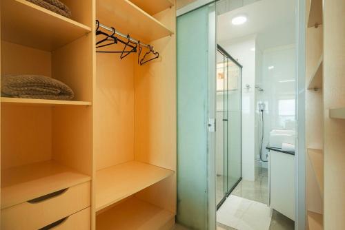 La salle de bains est pourvue d'une douche et d'un dressing. dans l'établissement ITNC091 - Incrível vista para o mar com 3Q+3WC, à Balneário Camboriú