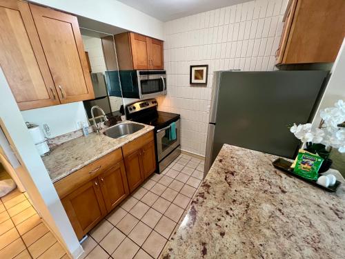 een keuken met een spoelbak en een koelkast bij Lahaina Shores #316 in Lahaina