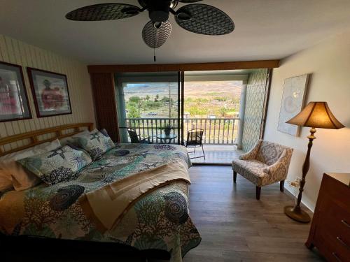 een slaapkamer met een bed en een balkon bij Lahaina Shores #316 in Lahaina