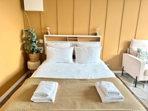 Un ou plusieurs lits dans un hébergement de l'établissement Idéal couple - La Petite Oasis - 10min à pieds du centre ville & plage - 2km du Centre Juno Beach - 23min du Mémorial de Caen - wifi gratuit