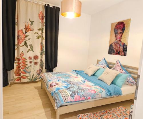 Un dormitorio con una cama con un edredón azul. en Olymp 1-4, en Bamberg