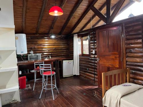 Kuchyň nebo kuchyňský kout v ubytování El Durazno Apart Hotel y Cabañas