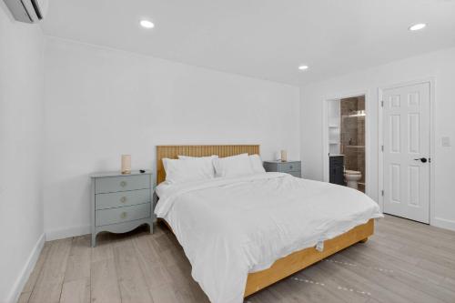 Кровать или кровати в номере Delray Daydream Home for 8