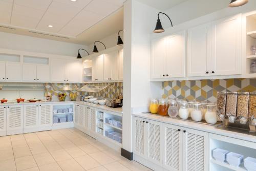 una gran cocina con armarios blancos y estanterías en Hyatt Place Sarasota/Lakewood Ranch, en Sarasota