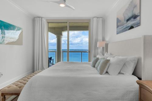 een slaapkamer met een bed met uitzicht op de oceaan bij Portofino V 2005 by Gulf Coast Getaways in Oriole Beach