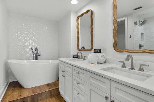 een badkamer met twee wastafels en een grote spiegel bij Portofino V 2005 by Gulf Coast Getaways in Oriole Beach