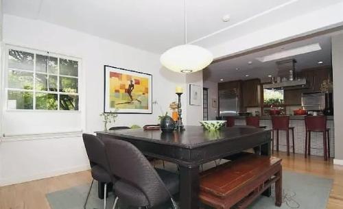 een eetkamer met een zwarte tafel en stoelen bij Tranquil 3 Bedroom Home in Santa Monica Canyon in Los Angeles