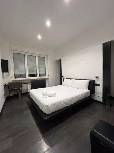 een slaapkamer met een groot wit bed en een bureau bij Anagnina Guesthouse in Rome