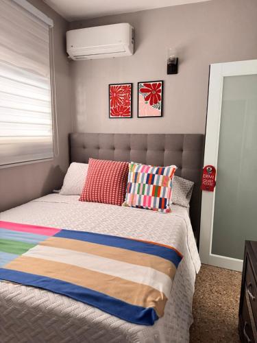 ein kleines Schlafzimmer mit einem Bett mit einer Decke in der Unterkunft AGA House Vacation Rental in Carolina