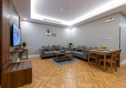 a living room with a couch and a table at شقق ارمادا ريزيدنس الفندقية in Taif