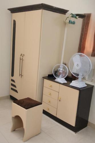 a room with a dresser with a mirror and a cabinet at السعادة للشقق المفروشة in ‘Aydīd