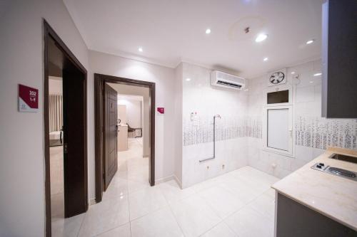 メッカにあるOrvana Al Naseem Hotelのバスルーム(ウォークインシャワー、シンク付)