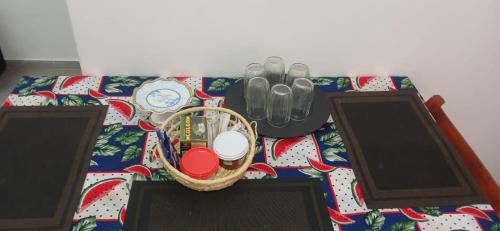 un tavolo con un cestino, un orologio e delle scarpe di Alojamiento Edificio Alicante ll ad Asunción