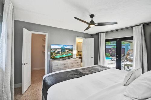 Ένα ή περισσότερα κρεβάτια σε δωμάτιο στο Stylish Hollywood Getaway with Pool near Hard Rock