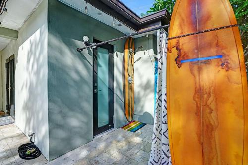 Ένα μπάνιο στο Stylish Hollywood Getaway with Pool near Hard Rock