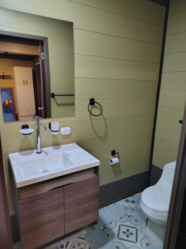 Ένα μπάνιο στο Encantadora tiny house en Cajicá campestre