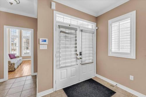 Ένα μπάνιο στο Luxury Mansion by Toronto and YYZ with Large Backyard Weddings