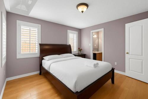 Ένα ή περισσότερα κρεβάτια σε δωμάτιο στο Luxury Mansion by Toronto and YYZ with Large Backyard Weddings