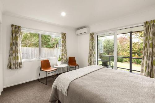 Postel nebo postele na pokoji v ubytování Kauri Point Village