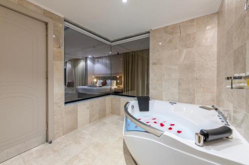 Koupelna v ubytování Armada Residence Hotel