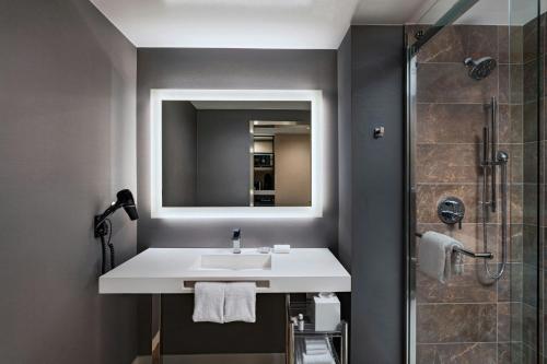 Koupelna v ubytování AC Hotel by Marriott Las Vegas Symphony Park