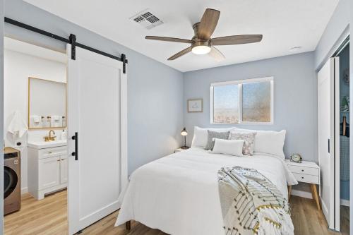 Ένα ή περισσότερα κρεβάτια σε δωμάτιο στο Pet Friendly Guesthouse in Central Tucson