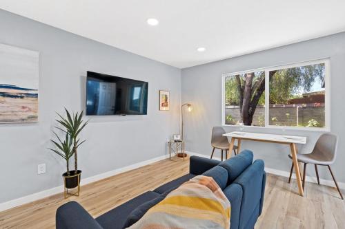 Μια τηλεόραση ή/και κέντρο ψυχαγωγίας στο Pet Friendly Guesthouse in Central Tucson