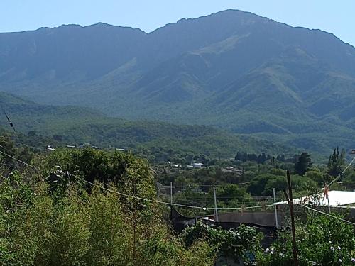 uitzicht op een vallei met bergen op de achtergrond bij Los patos in Capilla del Monte