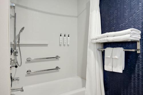 Koupelna v ubytování Fairfield Inn & Suites Bloomington