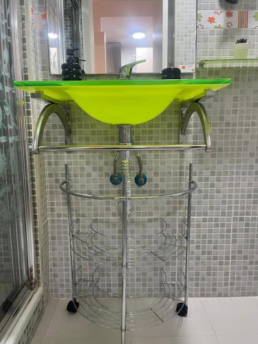 un lavandino giallo su un supporto in un bagno di Nelvir Studio Benalmádena a Benalmádena