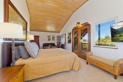 Giường trong phòng chung tại Lua Hoana Place by SkyRun Kona Coast