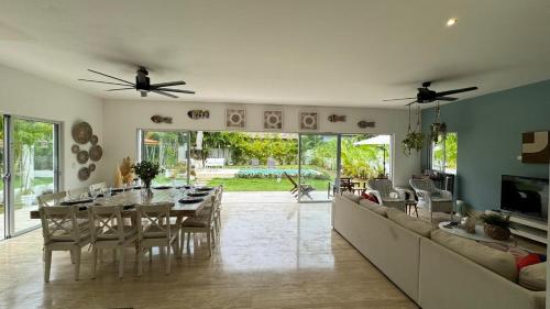 een eetkamer en woonkamer met een tafel en stoelen bij Portillo Villa Loft 7BR in El Limón