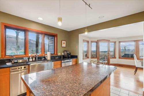 ストーにあるValley Viewのキッチン(大きなカウンタートップ付)