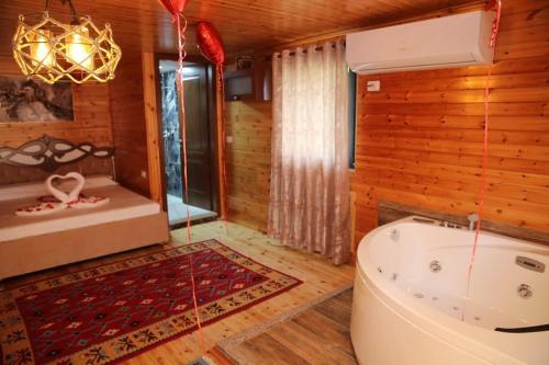 Postel nebo postele na pokoji v ubytování Bujtina Kael