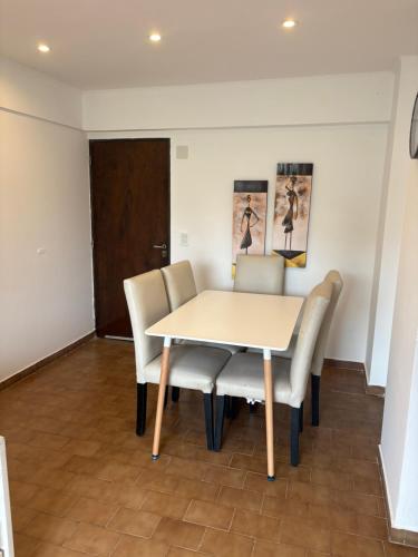 Un comedor con mesa y sillas en Rincon del Oceano, en Santa Teresita