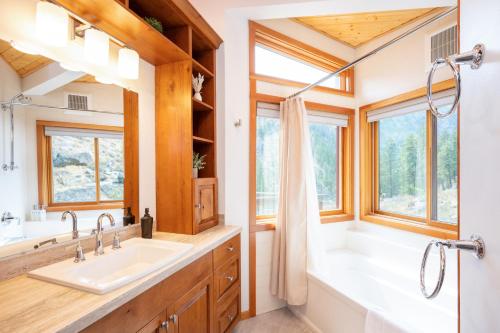 Salle de bains dans l'établissement Sleeping Lady Mountain Resort