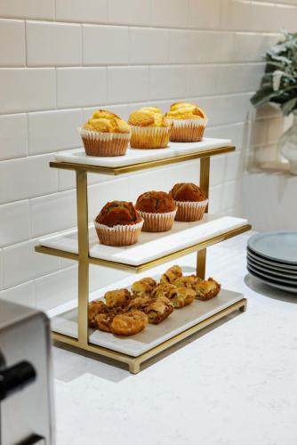 Un puesto con cupcakes y muffins. en The Bayard, en Nueva York