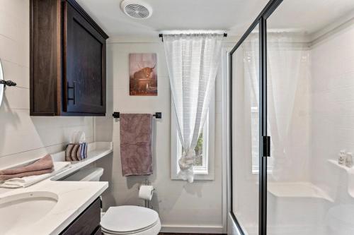 Ένα μπάνιο στο Crescent Moon Hygge Tiny Home by Dollywood, Hot Tub 3PM Check in