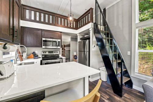 Η κουζίνα ή μικρή κουζίνα στο Crescent Moon Hygge Tiny Home by Dollywood, Hot Tub 3PM Check in