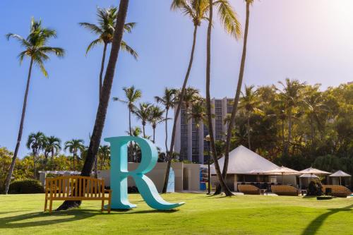サントドミンゴにあるルネッサンス サント ドミンゴ ジャラグァー ホテル＆カジノのヤシの木のある公園に置かれた大きなKの文字