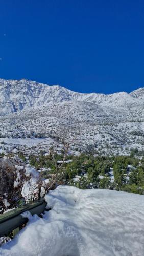 a snow covered valley with mountains in the background at Luna del maipo in El Ingenio